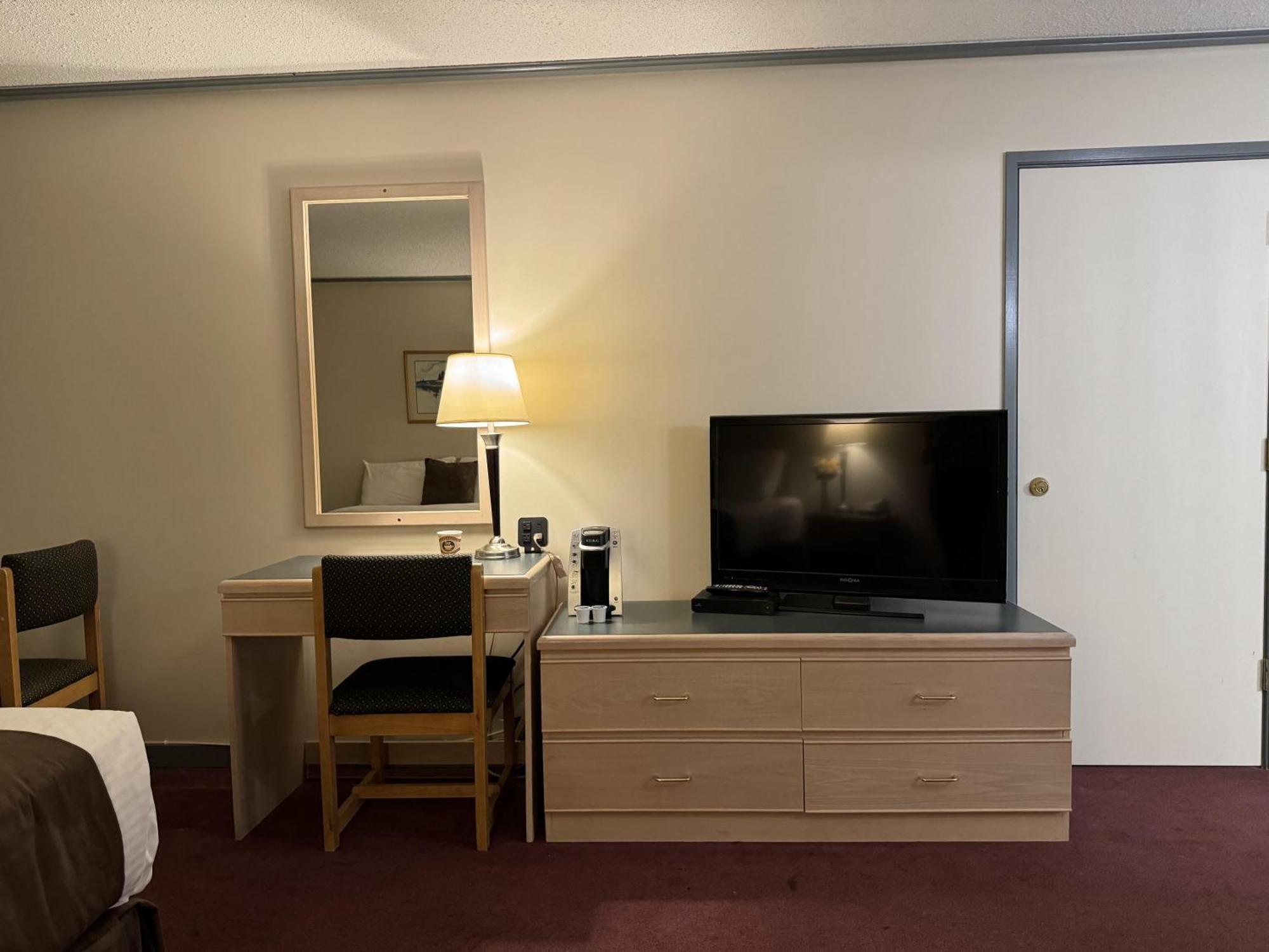 Hotel Divya Sutra Plaza And Conference Centre, Vernon, Bc 4*