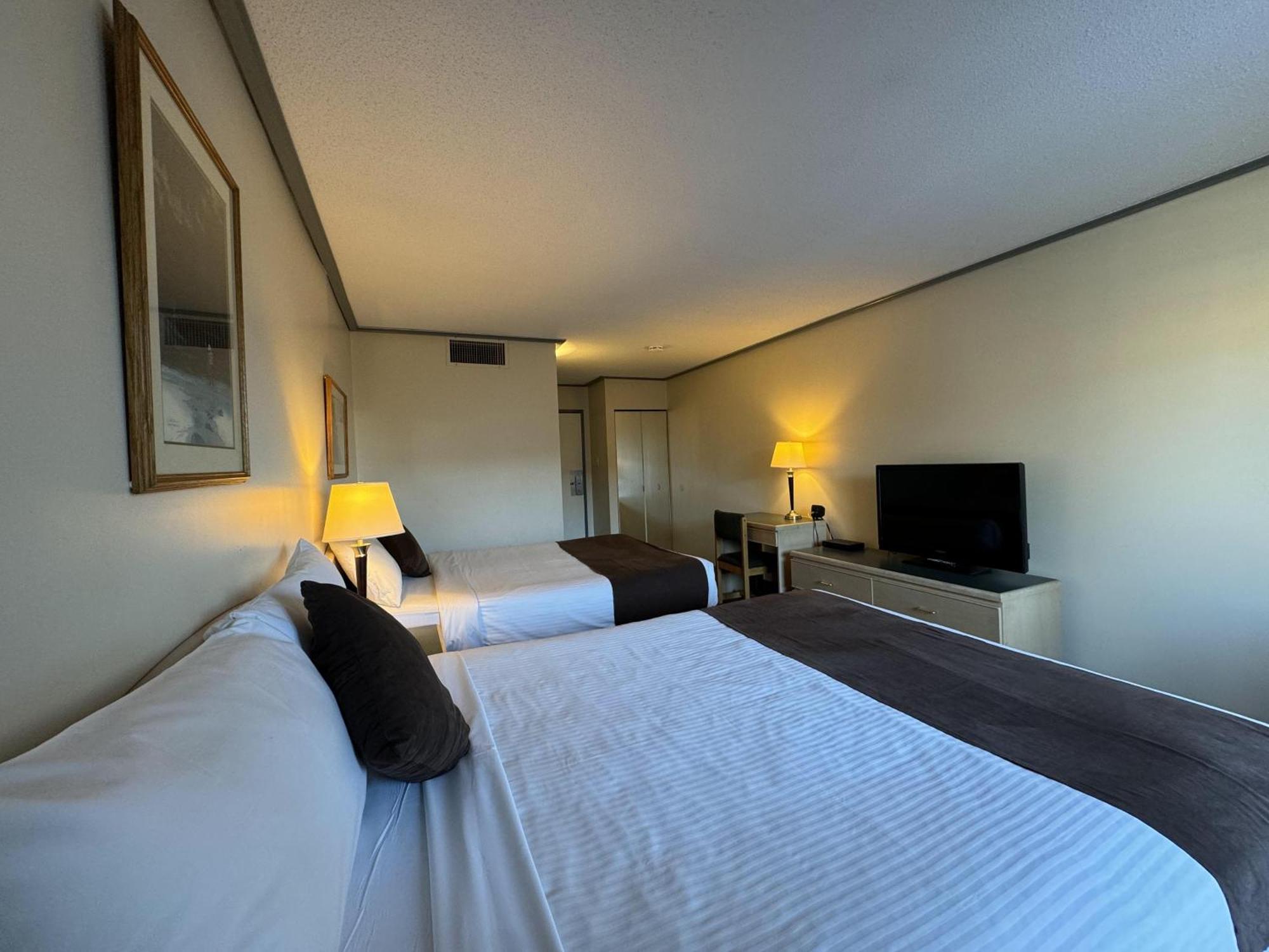 Hotel Divya Sutra Plaza And Conference Centre, Vernon, Bc