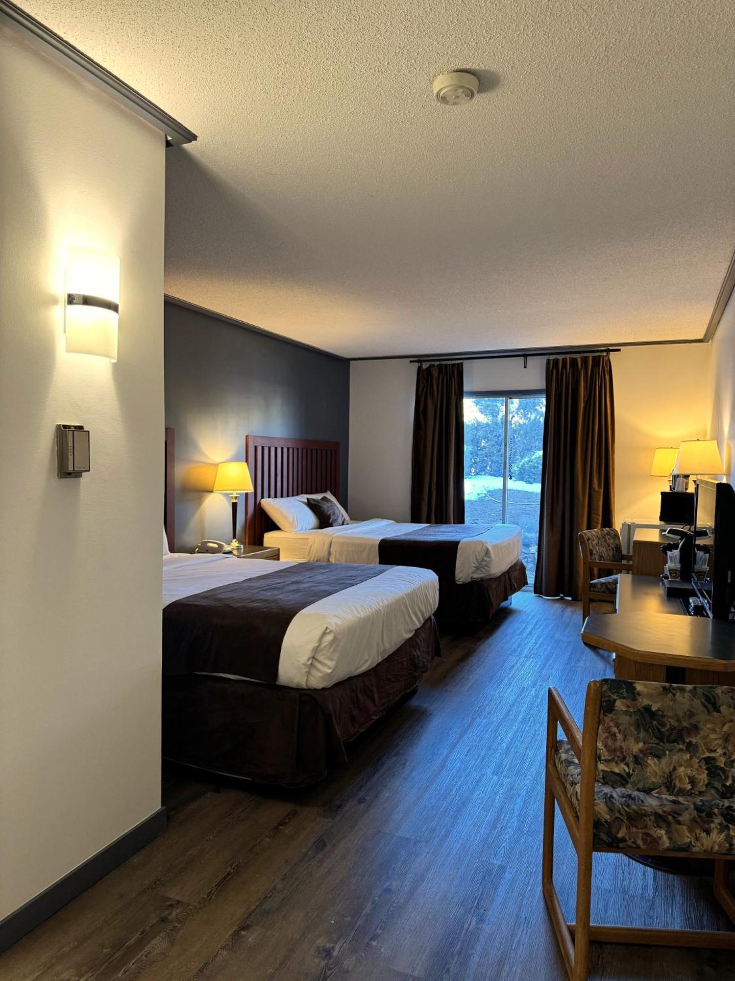 Hotel Divya Sutra Plaza And Conference Centre, Vernon, Bc 4*