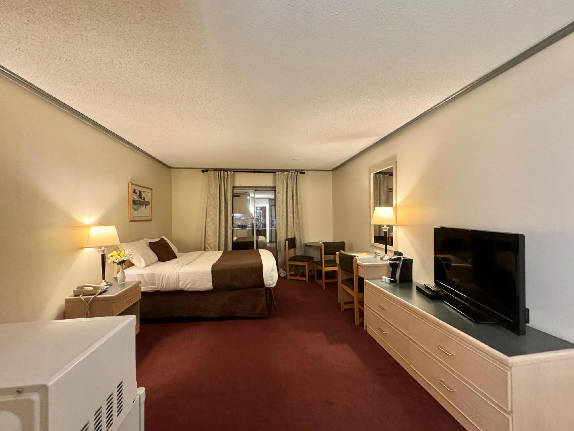 Hotel Divya Sutra Plaza And Conference Centre, Vernon, Bc 4*