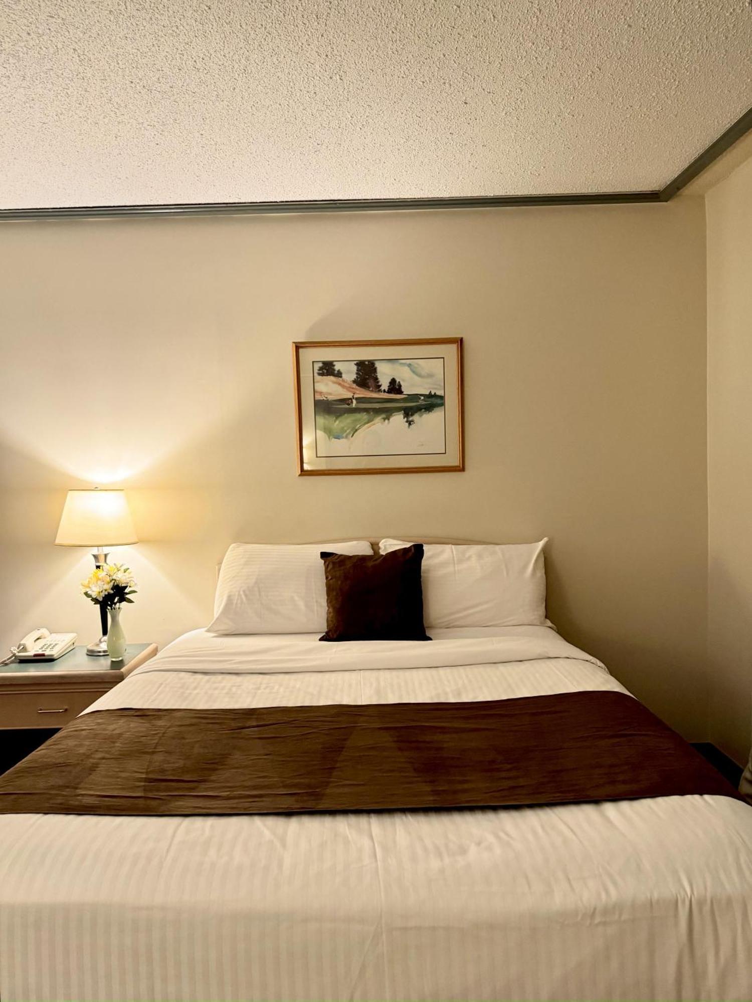 Divya Sutra Plaza And Conference Centre, Vernon, Bc Hotel 4*