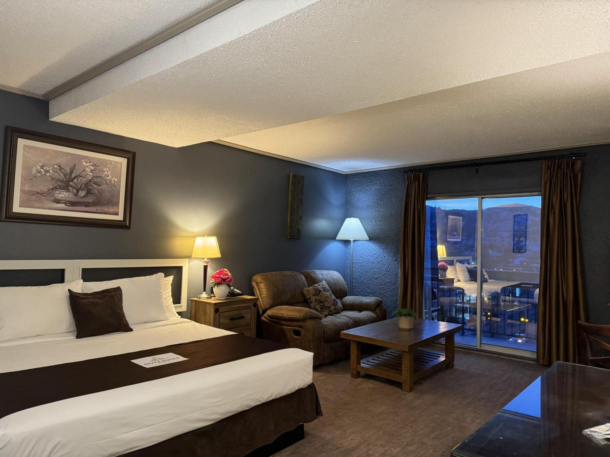Divya Sutra Plaza And Conference Centre, Vernon, Bc Hotel 4*
