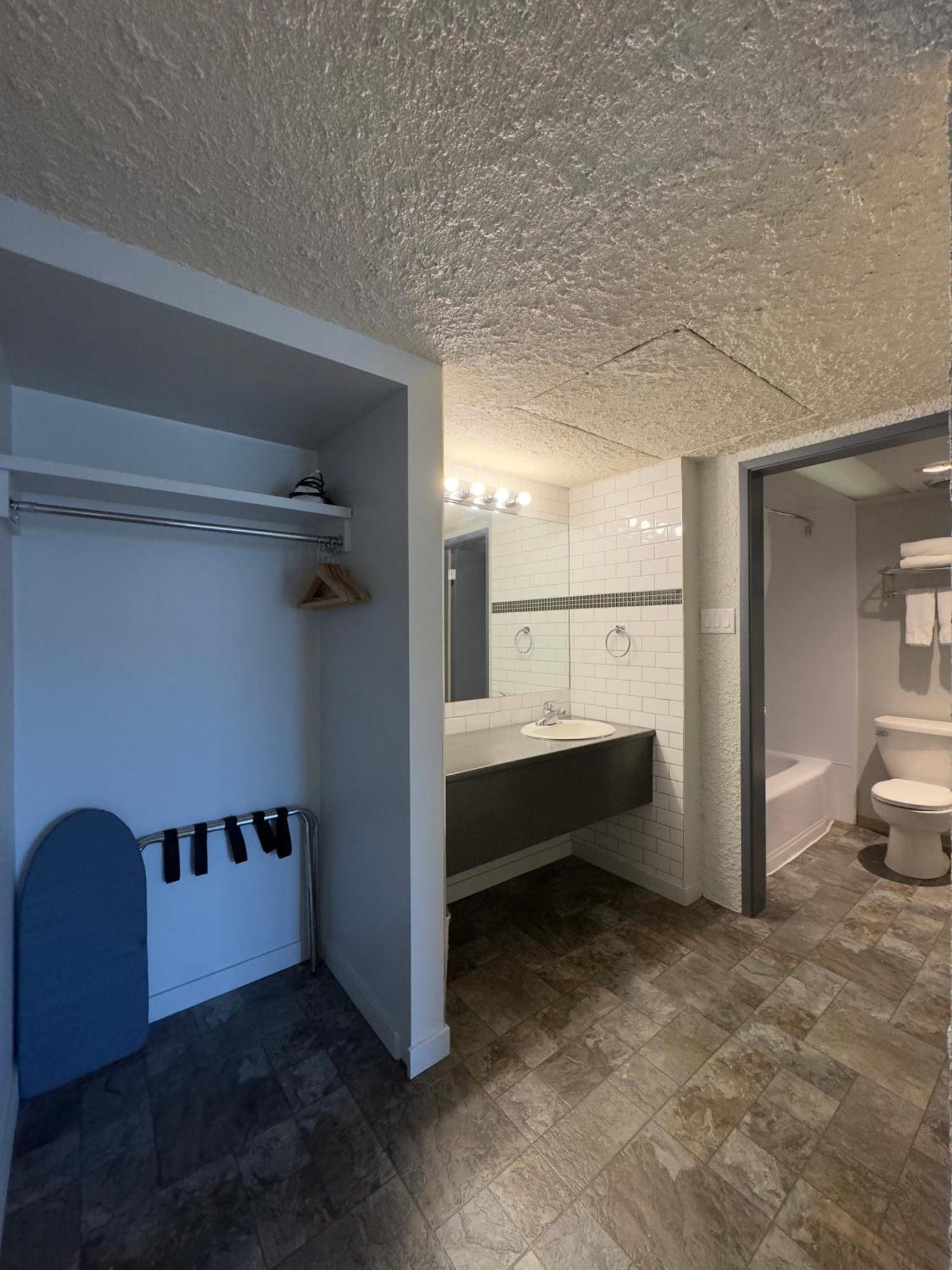 Hotel Divya Sutra Plaza And Conference Centre, Vernon, Bc Vernon
