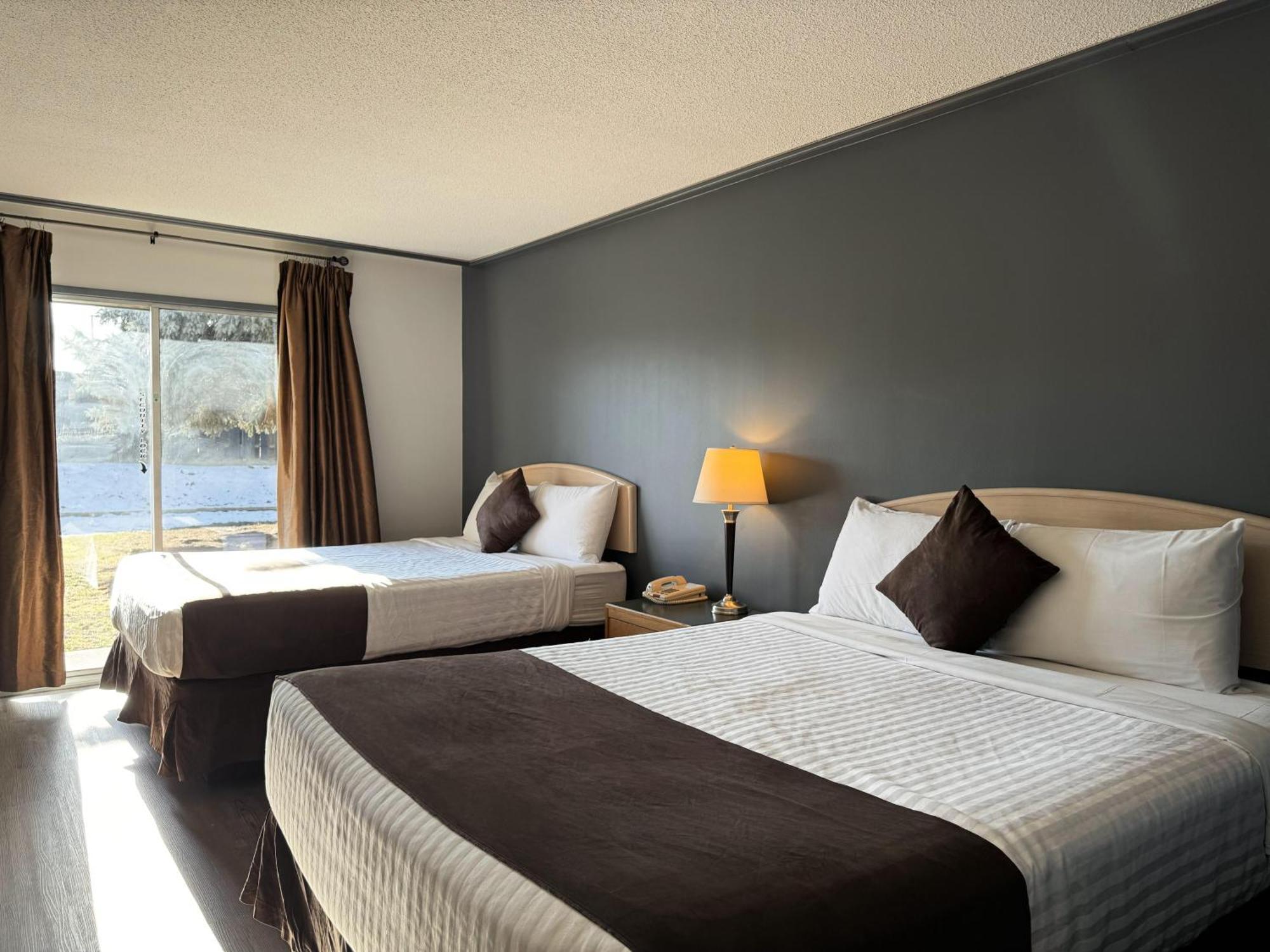 Divya Sutra Plaza And Conference Centre, Vernon, Bc Hotel 4*