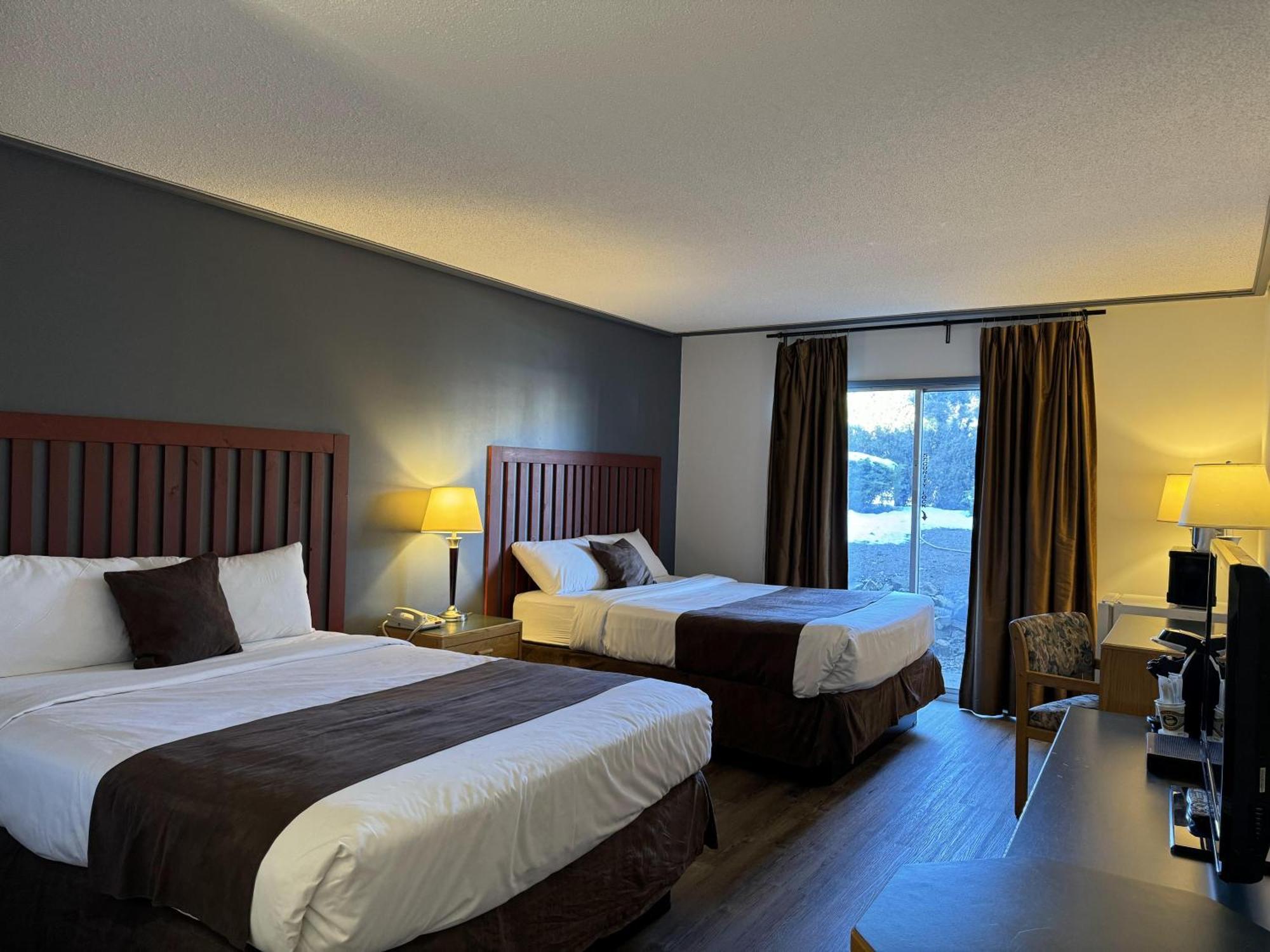 Divya Sutra Plaza And Conference Centre, Vernon, Bc 4*